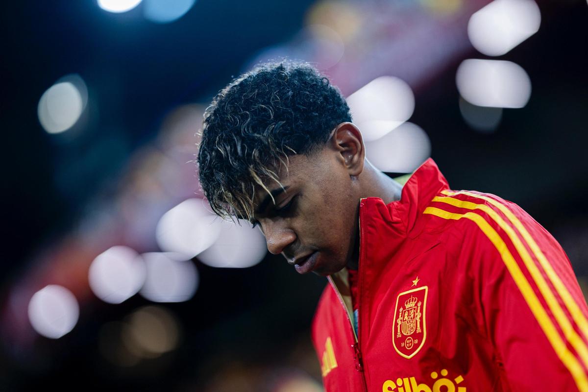 浓眉经纪人会面独行侠，要求续约或交易（浓眉代理与独行侠会晤：要么续约，要么交易）