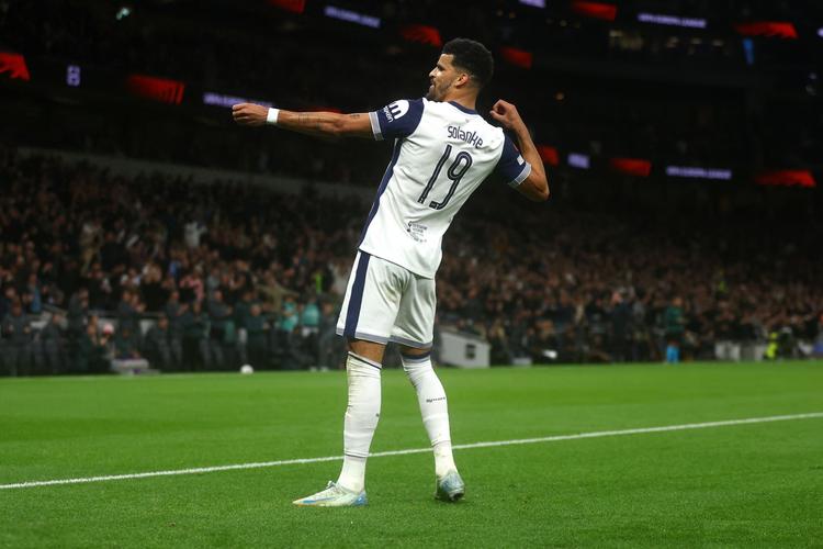 AL晒和拜仁跨界联动：老板菲菲和拜仁名宿皮萨罗交换队服（AL携手拜仁跨界互动：老板菲菲与名宿皮萨罗互换球衣）