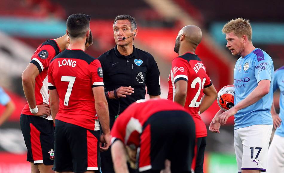 辛辛那提中场吉迪赛后与梅西交换球衣，双方握手并拥抱（梅西与辛辛那提中场吉迪赛后互换球衣，握手相拥）